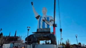 Inauguraron en Neuquén una estatua de Messi de 26 metros, la más alta del mundo