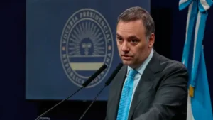 Especialistas en bitcoins ponen en duda el relato de Manuel Adorni