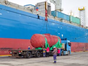 Comenzó el histórico operativo de descarga y transporte del equipamiento de la nueva usina de Ushuaia