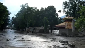 Las imágenes más impactantes de la devastación en Nepal y China tras las inundaciones que dejaron 98 muertos