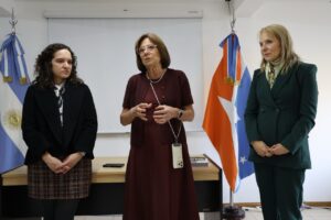 La Dra. Úrsula Basset presentó una obra sobre mujeres y derechos humanos