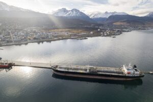 La provincia fiscaliza la operación de carga de crudo a traves de la Terminal Maritima Rio Cullen y certifica el origen de la mercaderia