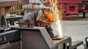 La industria repuntó en agosto, pero persisten las señales de enfriamiento económico