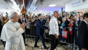 El Vaticano confirmó que la operación del papa León XIV fue exitosa y sigue en recuperación
