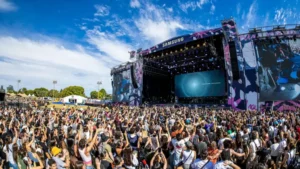Lollapalooza Argentina 2027 confirmó su lineup: Travis Scott, TINI, Charli XCX y The Killers encabezarán el festival