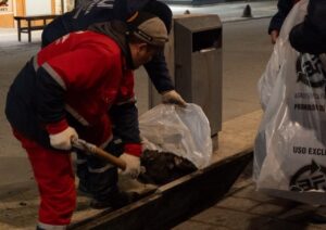 El municipio avanza con la limpieza de alcantarillas en el sector céntrico