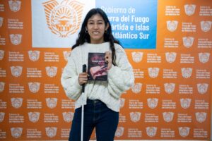 Rocío Ledesma duré presenta su primer libro “sangrando tinta” en el paseo del muelle “Mingo Gutiérrez”
