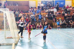 La casa del deporte de Tolhuin reunió a más de 140 niños y niñas en un encuentro regional de hockey